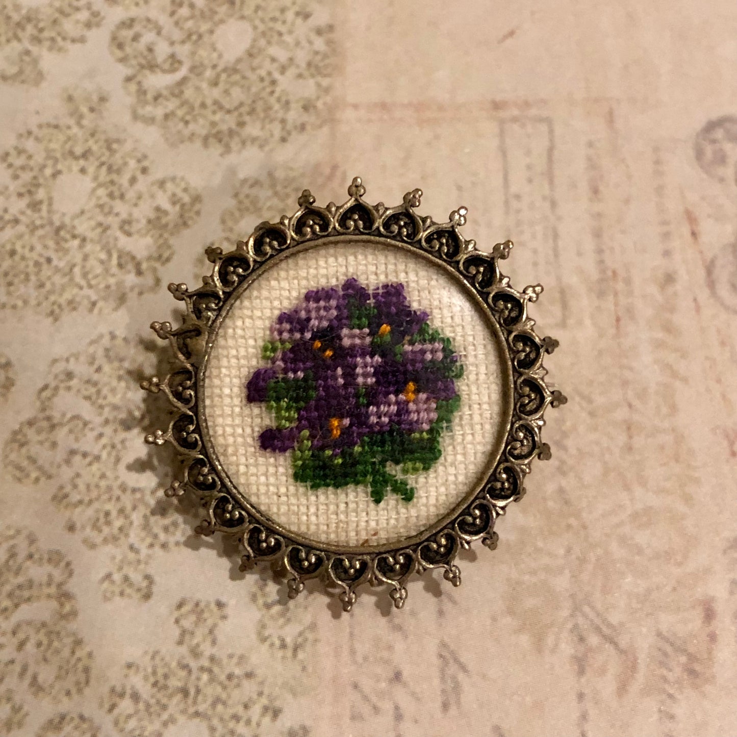 Vintage Petit Point Broş